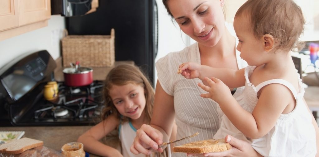 triple-exposure-mom-eating-peanut-breastfeeding-introducing